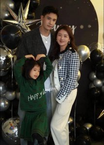 ​小李琳晒全家福为老公庆生，经超怀抱妻女好幸福，7岁女儿像爸爸