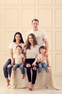 ​马雅舒微博晒全家福：老公孩子最重要 其他都是浮云