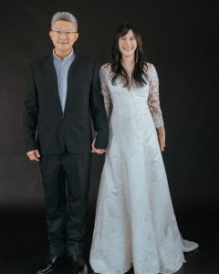 ​黄小柔结婚10年重拍婚纱照！「胸前大开深V」牵手老公：依然愿意