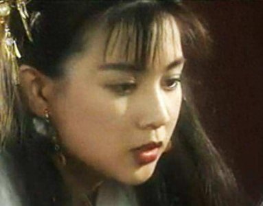 ​新加坡美女李锦梅和导演老公结婚，婚后生下四个孩子，定居在香港