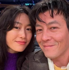 陈冠希44岁近照惊现老态,与妻子秦舒培同框,曾经的男神不再了!