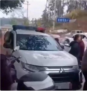 平江警车连撞三车事件:精神病人开的!