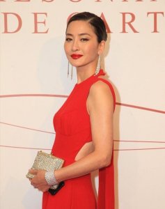 “香港名模”周汶锜:身材苗条遭怀疑整容,两度容忍丈夫出轨