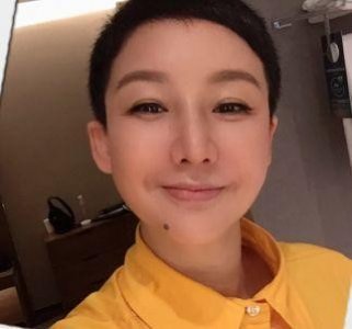 孙楠前妻买红妹罕露面,保养太好看不出年纪,大长腿实力抢镜