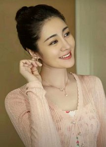 从赵本山的徒弟,到富豪的妻子“王小蒙”毕畅现在过的怎么样了?
