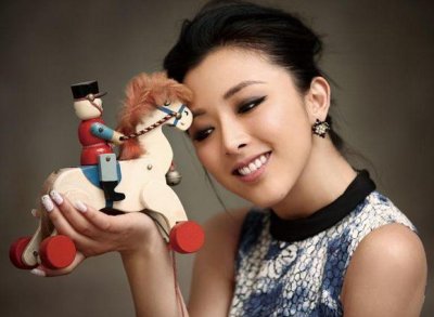 演员黄小蕾手撕上海迪士尼,起因女儿因身高不够没玩成游乐项目