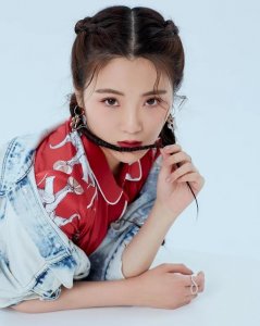 ​影后张凯丽女儿张可盈写真曝光，五官精致瓜子脸超像妈妈