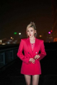 ​陈小纭御姐风写真 身材被低估了啊