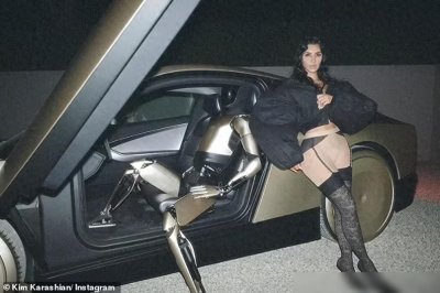金卡戴珊没穿内衣,与马斯克的机器人拍摄大胆写真,引起网友热议