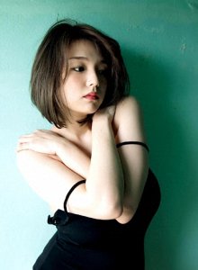 筱崎爱:30岁日本写真模特童颜,称为“日本宝贝”成熟且魅力四射