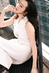 41岁王鸥阳台写真熟女韵味十足曾被曝未婚生女