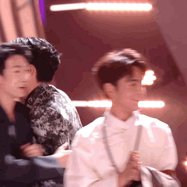 见证了内娱的繁华与低谷,保住何炅就是保住了芒果台的收视率