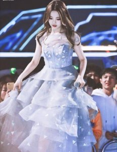 ​杨超越的神颜堪称“中国第一芭比” 戴上眼镜后, 更是娃娃本人了!