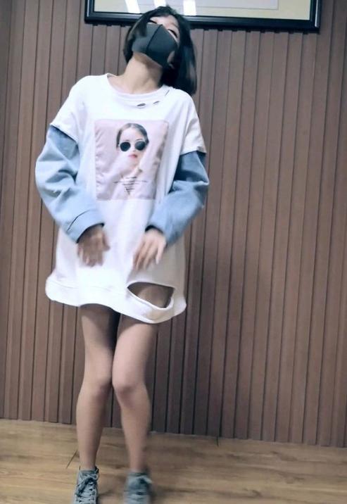 抖音再现“掀衣门”，尺度完虐“黑森林”，网友怒评：底线何在！