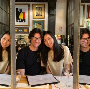 ​陈法拉罕见晒与外籍老公合影 夫妻俩在海边甜蜜拥抱露出幸福笑容