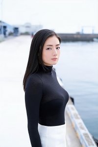 ​片山萌美：从模特到女演员，她的表演和公益事业倍受关注