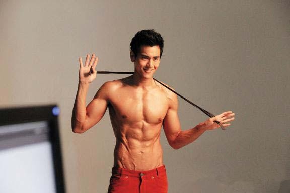 张亮穿泳裤出镜(男神张亮海岛度假大秀人鱼线)