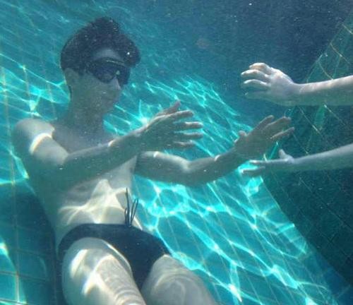 张亮穿泳裤出镜(男神张亮海岛度假大秀人鱼线)