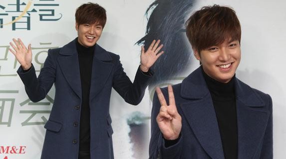 张亮穿泳裤出镜(男神张亮海岛度假大秀人鱼线)