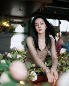 ​迪丽热巴繁花间拍写真，一袭水晶满钻连衣裙娴静优雅