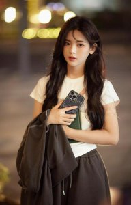 ​杨超越街头校园风写真温柔灵动 手执书本秋日氛围感满满