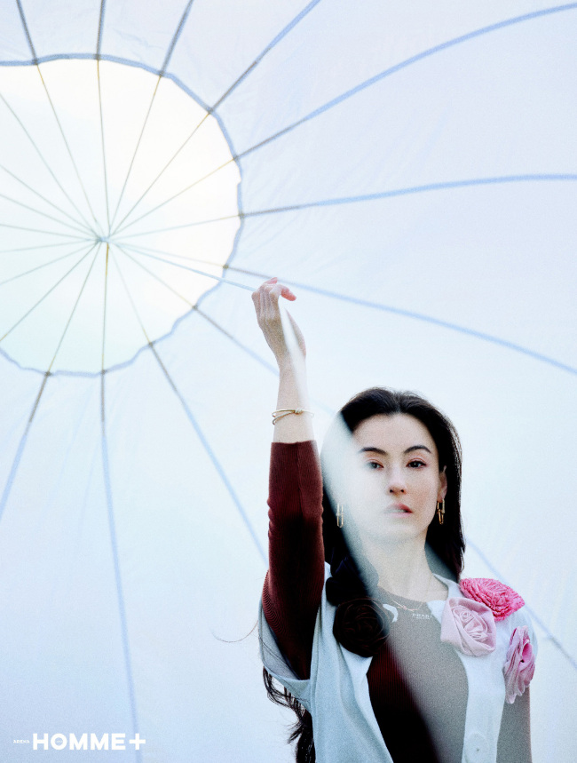 张柏芝最新封面大片释出 暖阳下静享暮春韶光