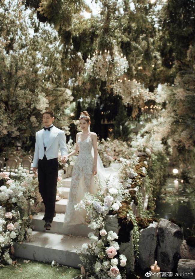 高甜婚礼!何超莲穿白纱与窦骁接吻 伴娘团揭秘