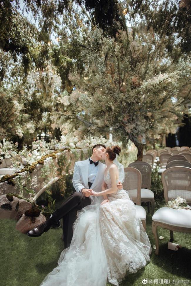 高甜婚礼!何超莲穿白纱与窦骁接吻 伴娘团揭秘