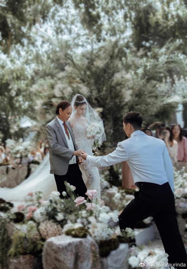 高甜婚礼!何超莲穿白纱与窦骁接吻 伴娘团揭秘