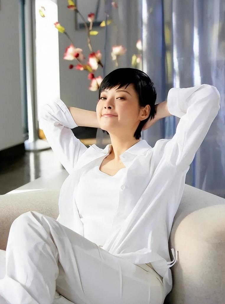 袁立现在怎样了(51岁袁立近况)