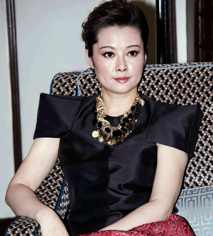 袁立现在怎样了(51岁袁立近况)