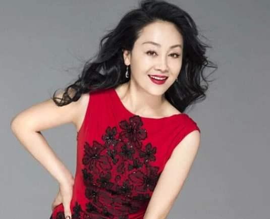 王姬58岁全家近照(王姬为养儿子34)(5)