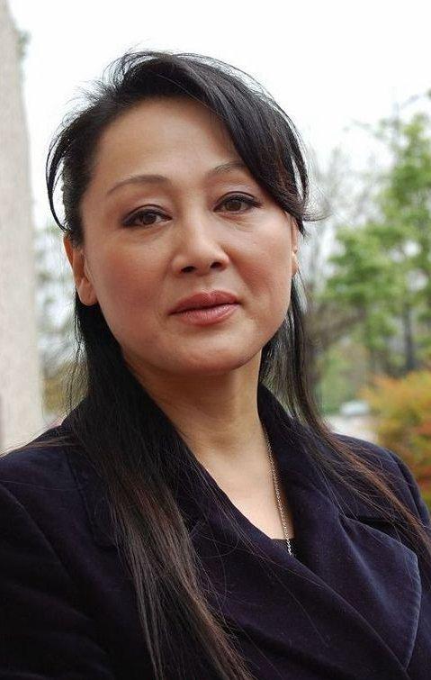 王姬58岁全家近照(王姬为养儿子34)(1)