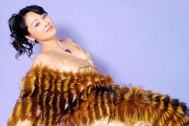 王姬58岁全家近照(王姬为养儿子34)(6)