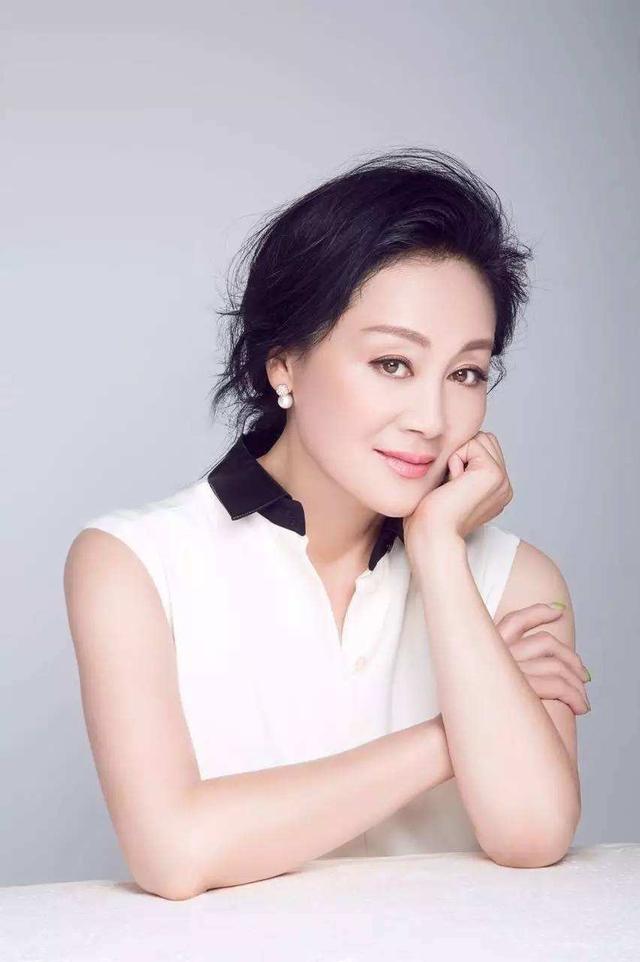 王姬58岁全家近照(王姬为养儿子34)(3)