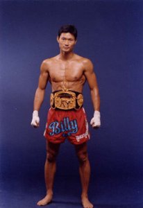 ​周比利，1958年8月24日出生于加拿大，世界拳王、演员