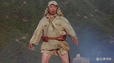 ​重温电影《举起手来》：夸张搞笑外衣下是小人物的抗日大智慧