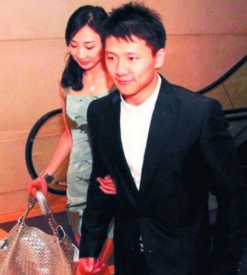 陈一冰回母校教书,谁记得他结婚时与何雯娜的互动?对错早见分晓