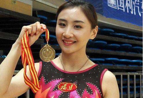 陈一冰回母校教书,谁记得他结婚时与何雯娜的互动?对错早见分晓