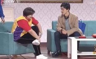 贾玲二郎腿vs张小斐二郎腿,果然是胖的人怎么干活都胖!