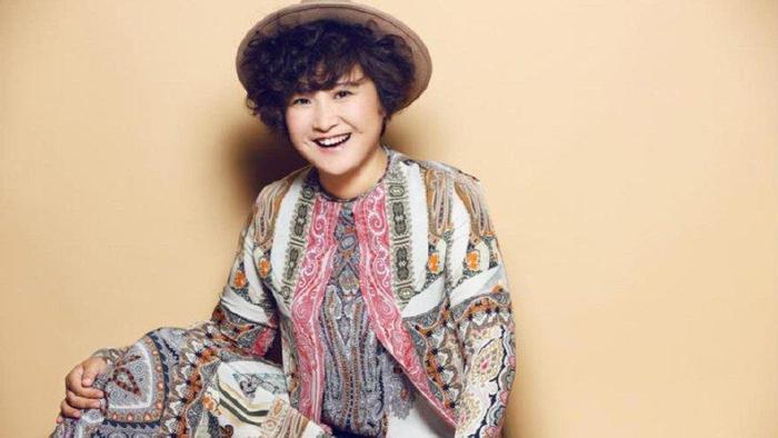 贾玲二郎腿vs张小斐二郎腿,果然是胖的人怎么干活都胖!