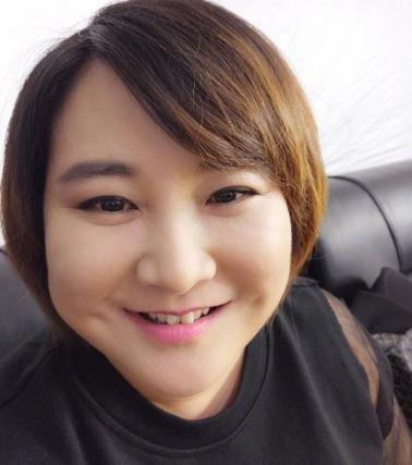 贾玲二郎腿vs张小斐二郎腿,果然是胖的人怎么干活都胖!