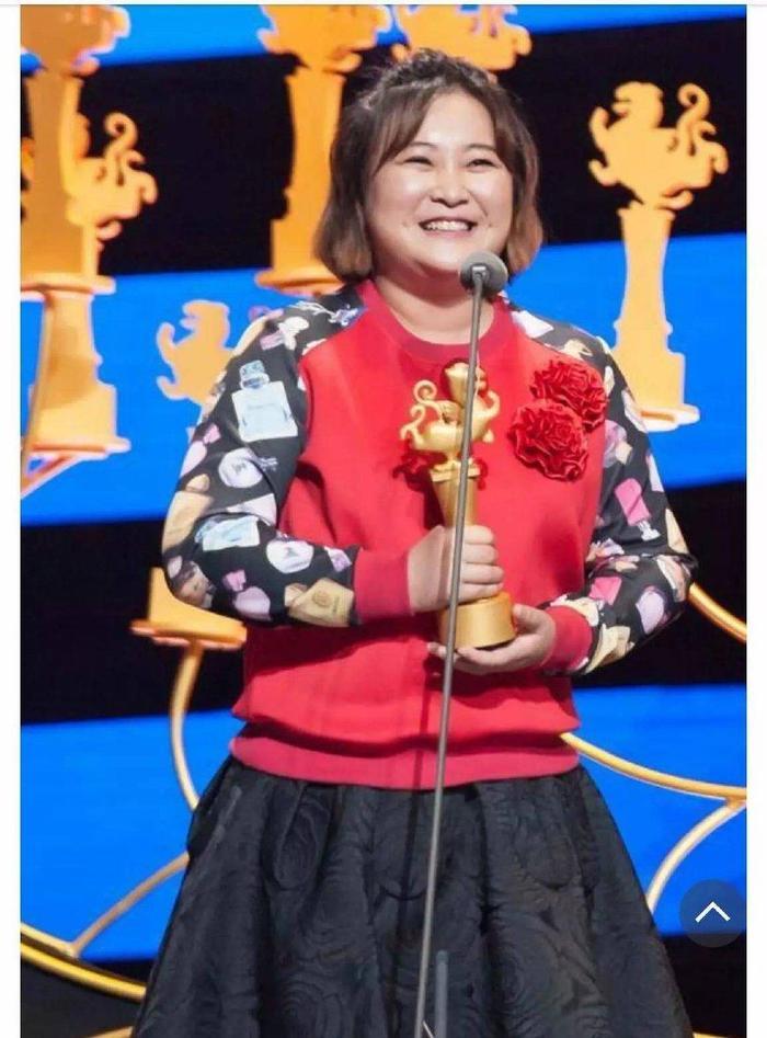 贾玲二郎腿vs张小斐二郎腿,果然是胖的人怎么干活都胖!