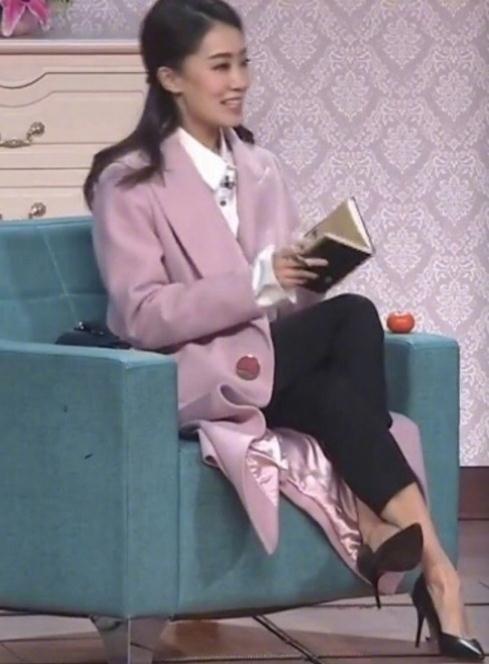 贾玲二郎腿vs张小斐二郎腿,果然是胖的人怎么干活都胖!