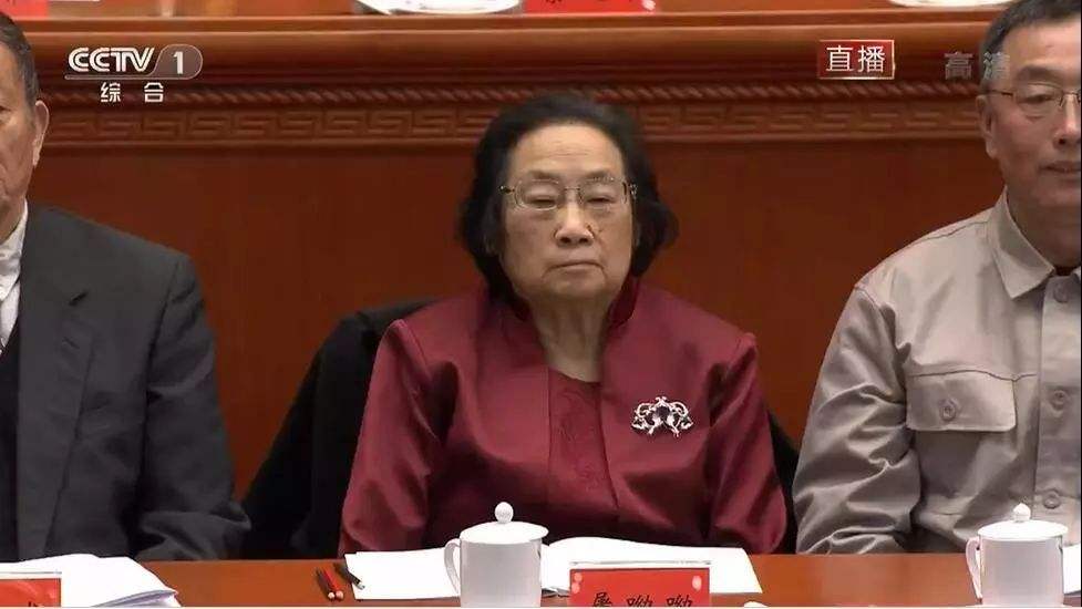 屠呦呦一生潜心科研敌不过黄晓明一场婚礼!黄晓明如何回应屠呦呦