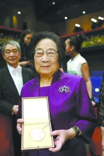 屠呦呦一生潜心科研敌不过黄晓明一场婚礼!黄晓明如何回应屠呦呦