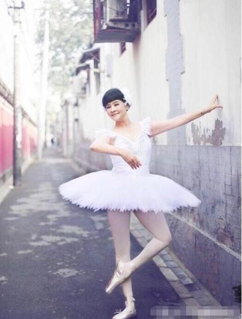 65岁梁丹妮跳6年芭蕾，小8岁的冯远征宠她26年，晒出舞照优雅美丽
