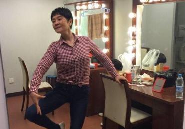 65岁梁丹妮跳6年芭蕾，小8岁的冯远征宠她26年，晒出舞照优雅美丽