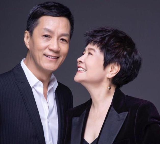 65岁梁丹妮跳6年芭蕾，小8岁的冯远征宠她26年，晒出舞照优雅美丽