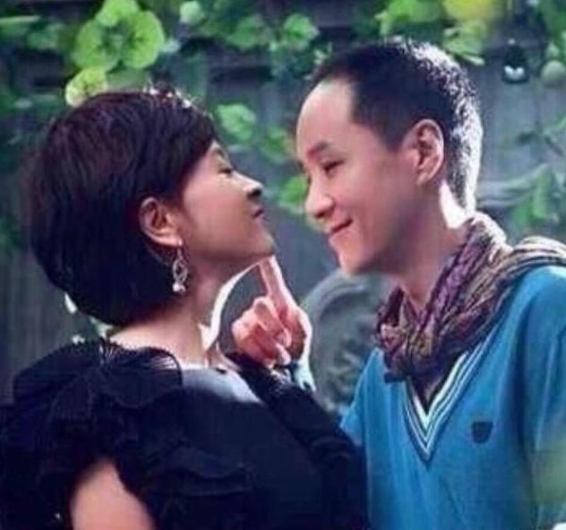 65岁梁丹妮跳6年芭蕾，小8岁的冯远征宠她26年，晒出舞照优雅美丽